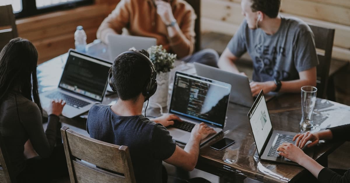 Outsourcing Estratégico: 4 Formas de Reducir Costos y Crecer sin Contratar Más Personal